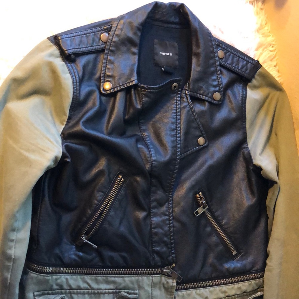 Detachable Bottom Jacket. No Rips Or Stains.